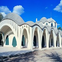 La Masía Freixa, edificio de inspiración gaudiniana situado en medio del Parque de Sant Jordi