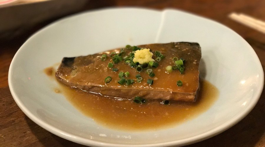 1Fの立ち飲みはリーズナブルに美味しい料理と酒が楽しめる。
ここ数年、日本食出身の料理長になり、それまで無かった和食が増えて色々楽しめるようになりました。