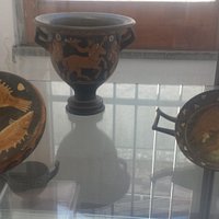 vasi con soggetto alato e nature di pescato