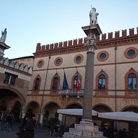 Scorcio del palazzo del comune