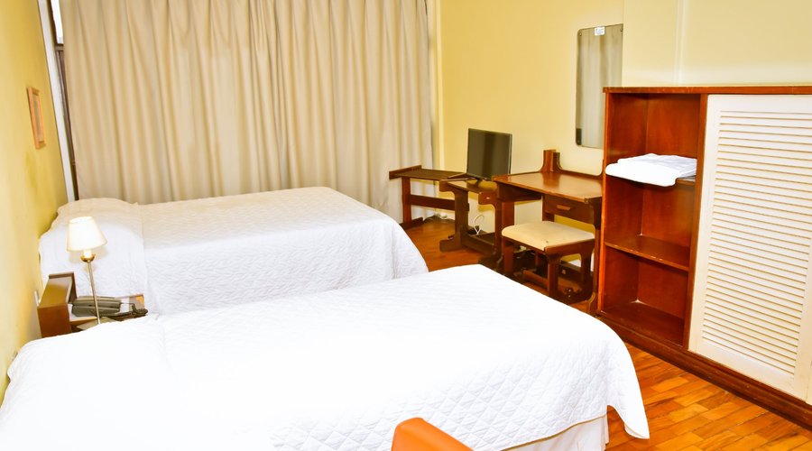 Duplo Luxo possui uma cama de casal e uma cama de solteiro.