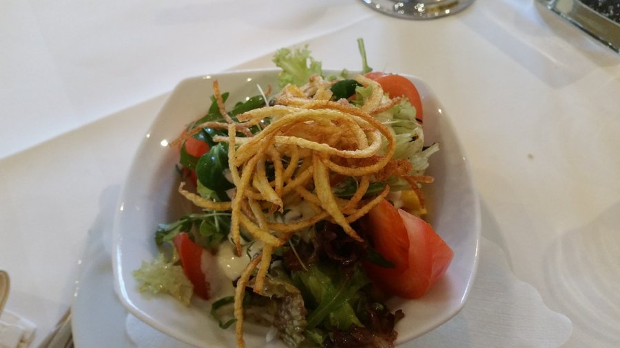 Beilagensalat, marinierter Frühlingssalat mit Mozzarella, Tomaten und Ruccola-Pesto, dazu Oliven
