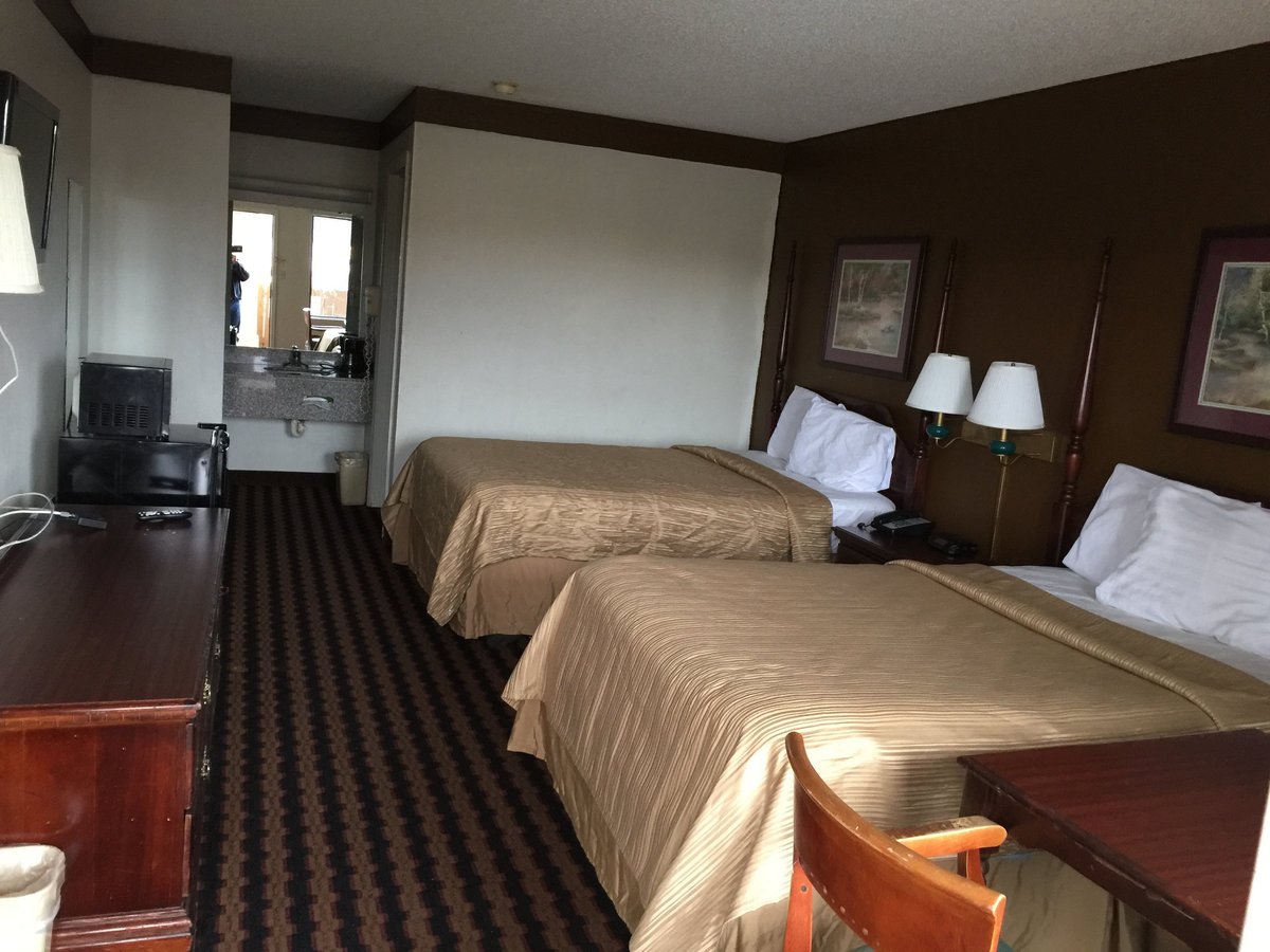 Econo Lodge Rooms: Pictures & Reviews - Tripadvisor