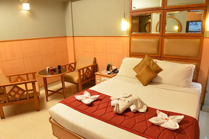 https://dynamic-media-cdn.tripadvisor.com/media/photo-o/0e/92/d9/d0/sri-bharani-hotel.jpg?w=700&h=-1&s=1