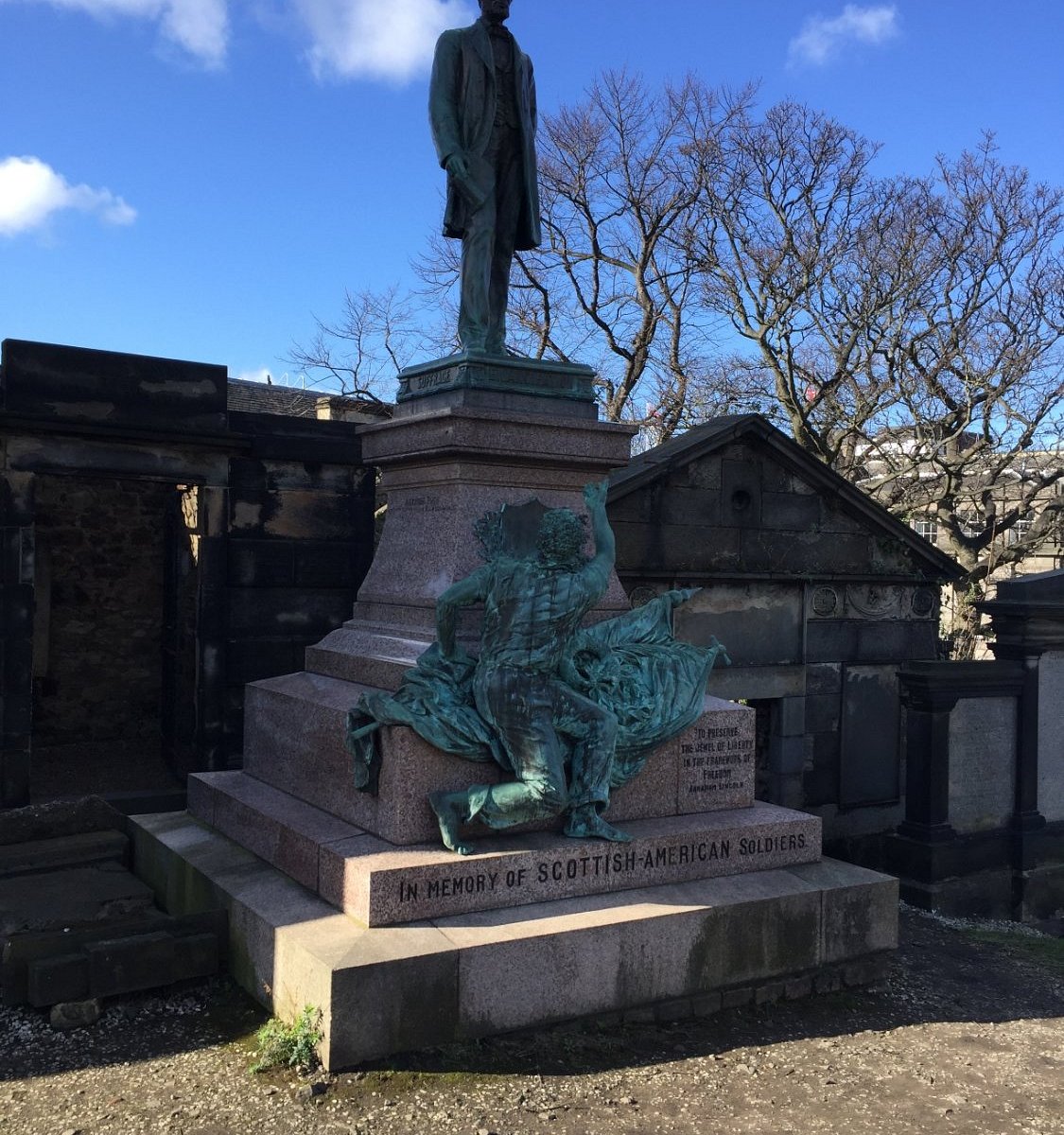 Памятники Эдинбурга. Кардинал Шотландии статуя. Scott Monument Edinburgh.