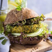 Green burger di falafel con salsa di yogurt, cetriolo, menta e peperoncino