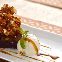 brownie de chocolate brasileiro 70%, sorvete de tapioca e calda de caramelo salgada . Hein????