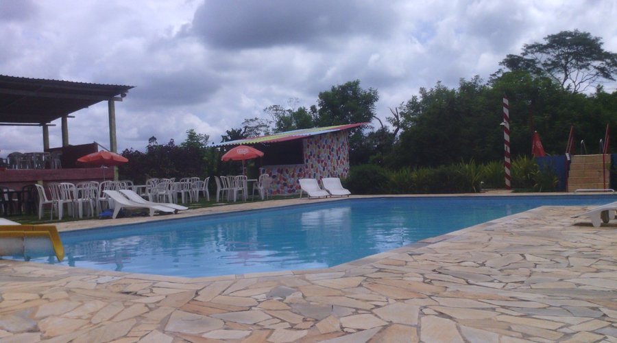 UMA DAS PISCINAS