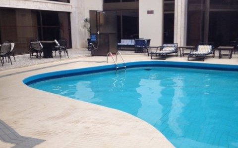 Piscina bonita e temperatura da água bem tranquila