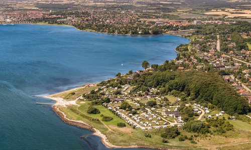 Luftfoto af Husodde Strand Camping med Horsens by i baggrunden kun 5 km til centrum
