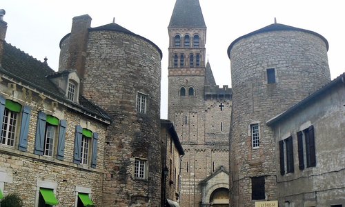 Facade et tours de l'ancienne enceinte (r. Thibaudet)