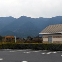 駐車場から眺めたセンター入り口(左)とトイレ