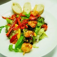 Salat mit Garnelenspieß
