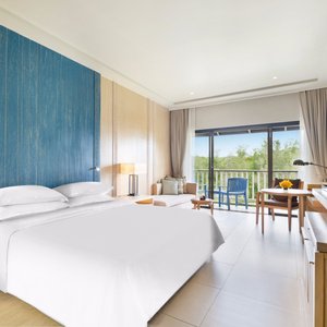 Dusit Thani Krabi Beach Resort, hotel in Thailand