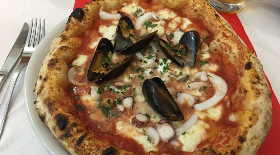pizza ai frutti di mare con mozzarella