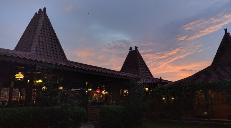 Senja di Joglo Ayem Tentrem
