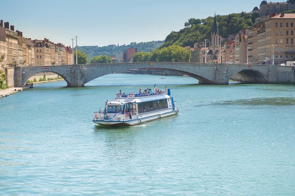 Les bateaux. Вид Лиона с моря. Франция Лион покататься на лодках. Франция Лион где есть лодки.