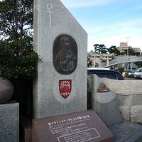 新しい記念碑でした
