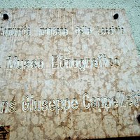 Già la targa invita ad entrare