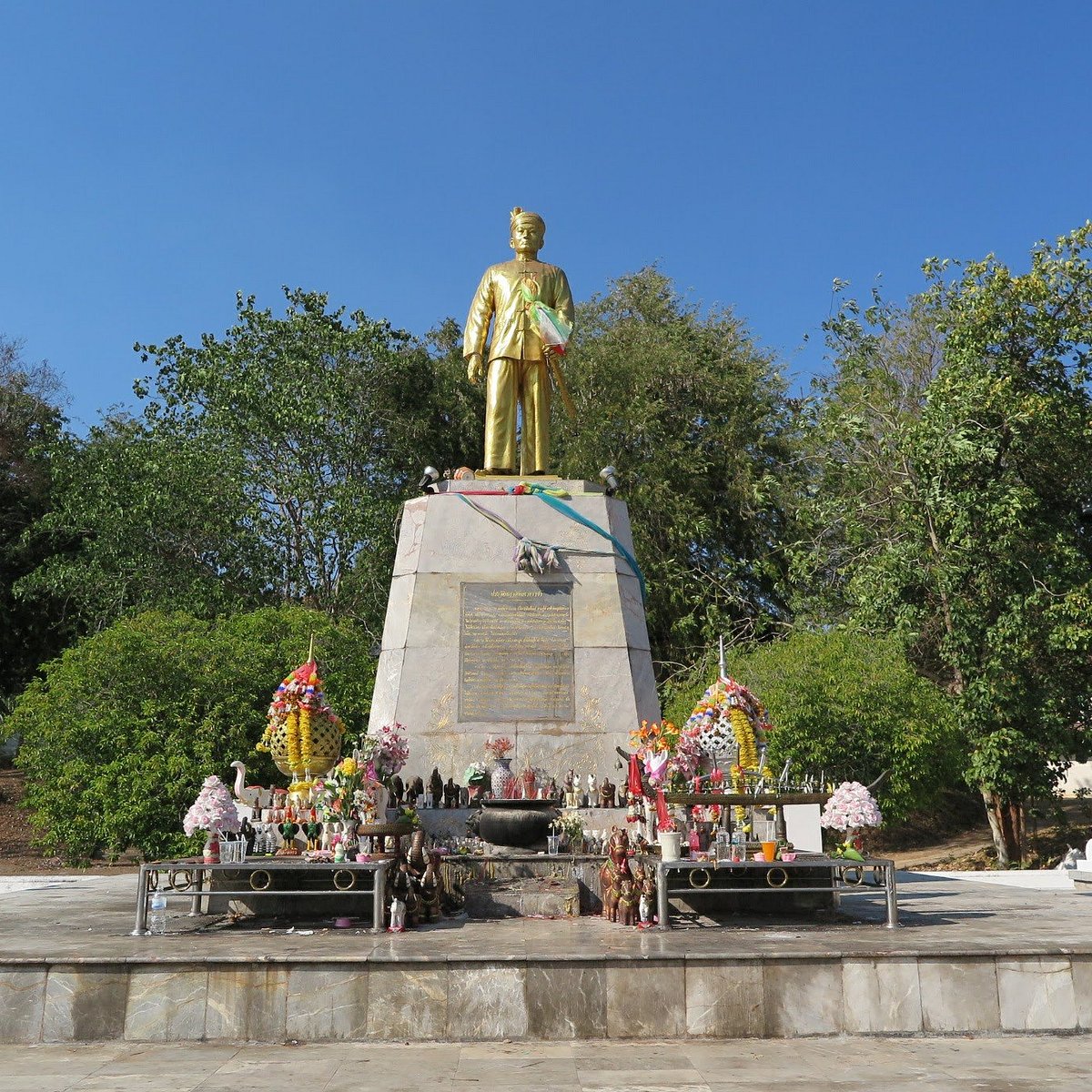 Статуя мая. Памятники в Таиланде. Тайланд памятники.