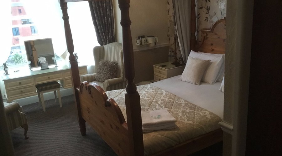 four poster room