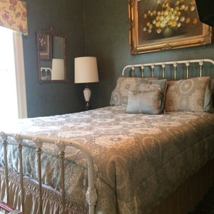 Emma Suite Queen bed
