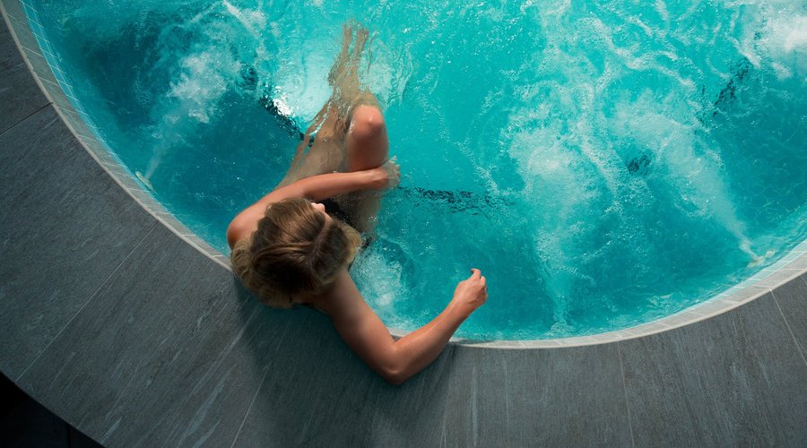 Outdoor Jacuzzi 