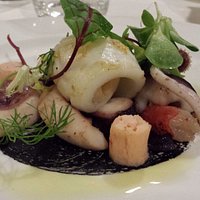 Seppia con base di nero e verdure