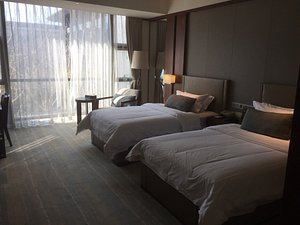 Zhongjian Yanxi Lakeview Hotel in Beijing, image may contain: Bed, Furniture, Lamp, Bedroom