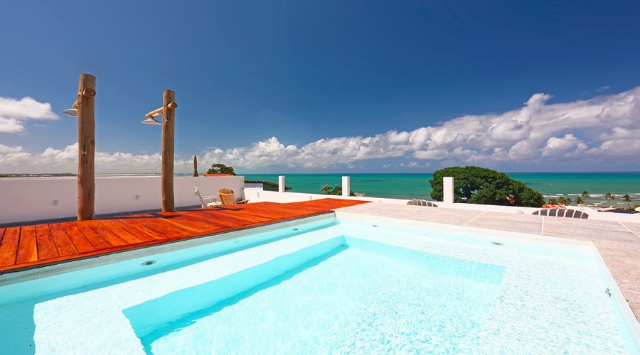 Roof top sun deck and jacuzzi