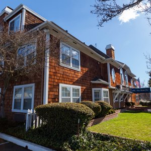 Elm House Inn in Napa, image may contain: Hotel, Grass, Plant, Neighborhood
