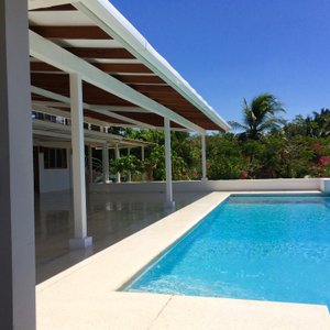 Infinity pool to lounge in after the yoga session, with view on the Pacific ocean