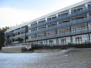 Basseng og strand