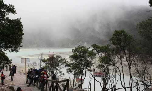 Kawah Putih with jar rent car 