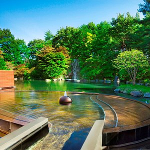 池に浮かぶ露天風呂「浮湯」四季折々の風情が楽しめる青森屋自慢の露天風呂。
湯船は広い池に大きく張り出し、
まるで水に浮かんでいるような斬新な意匠。