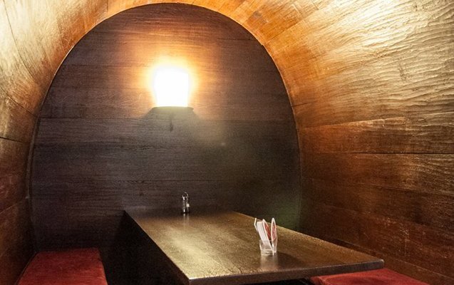 Caratteristica la botte con tavolo e sedie