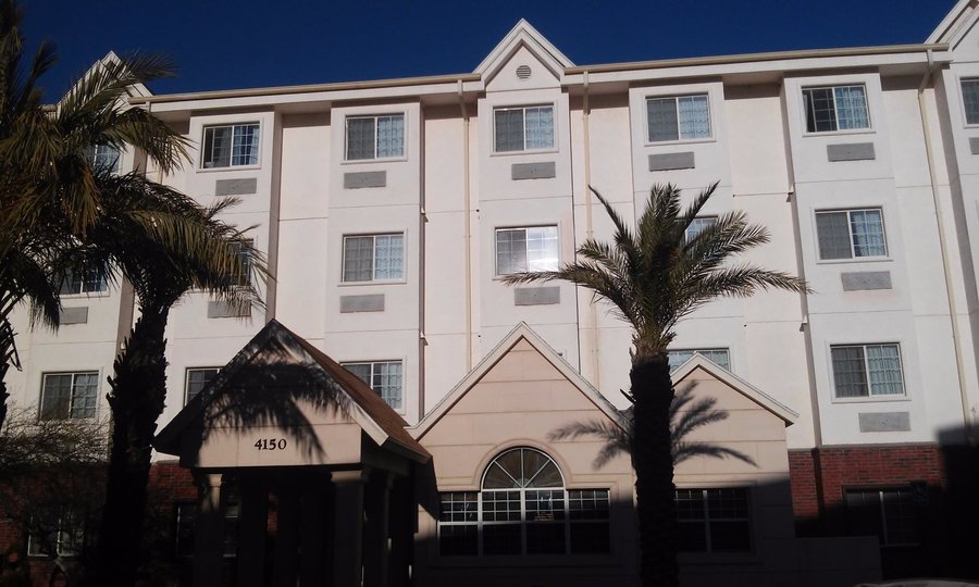 Vista frontal del hotel