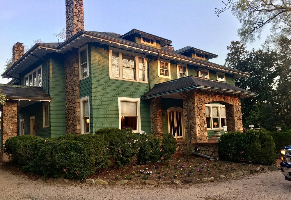 Relaxation and elegance at the VanLandingham Estate.