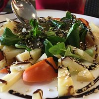 Ensalada de canónigos, croquetas y escalopines de ciervo