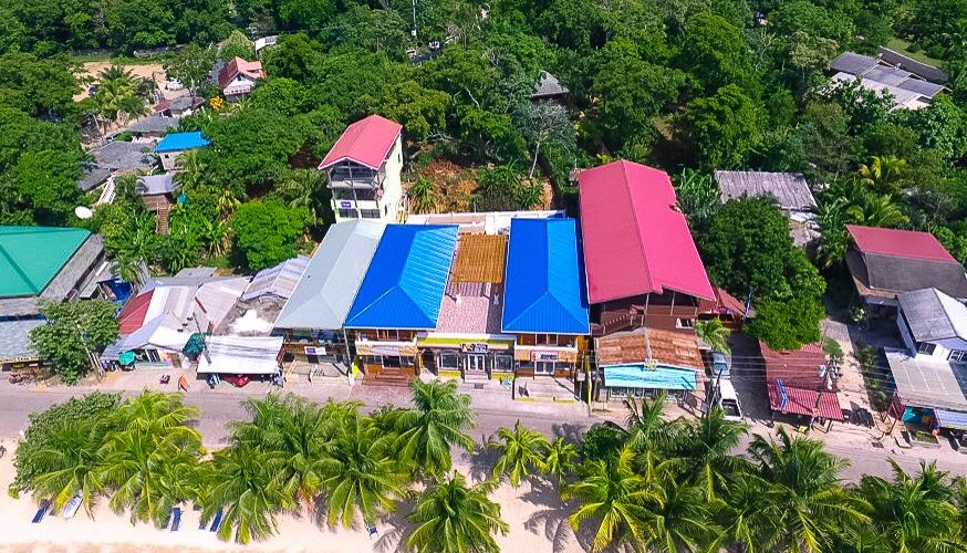 Vista aerea Hotel (techo azul)/ Aerial photo (blue roof)