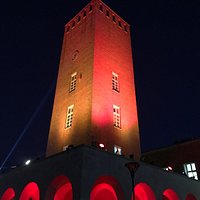 TORRE CIVICA ILLUMINATA DI ROSSO