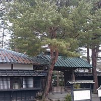 門と大きな松