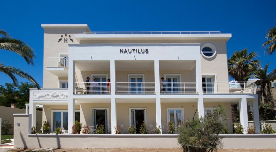 Vista frontale dell'hotel