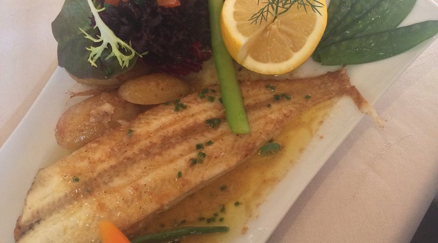 Tête de veau pressée, croustillant de ris de veau, sole meunière et poire pochée caramel beurre 