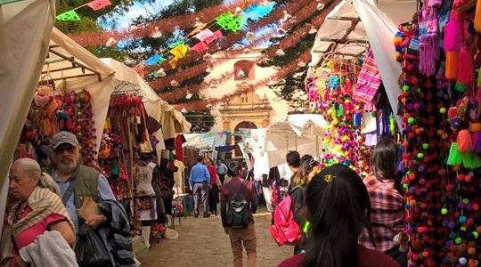 Puestos coloridos en el Mercado de Artesanías de Santo Domingo