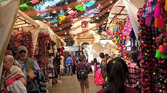 Puestos coloridos en el Mercado de Artesanías de Santo Domingo