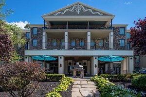 Niagara Crossing Hotel & Spa in Lewiston, image may contain: Villa, Housing, Hotel, Portico
