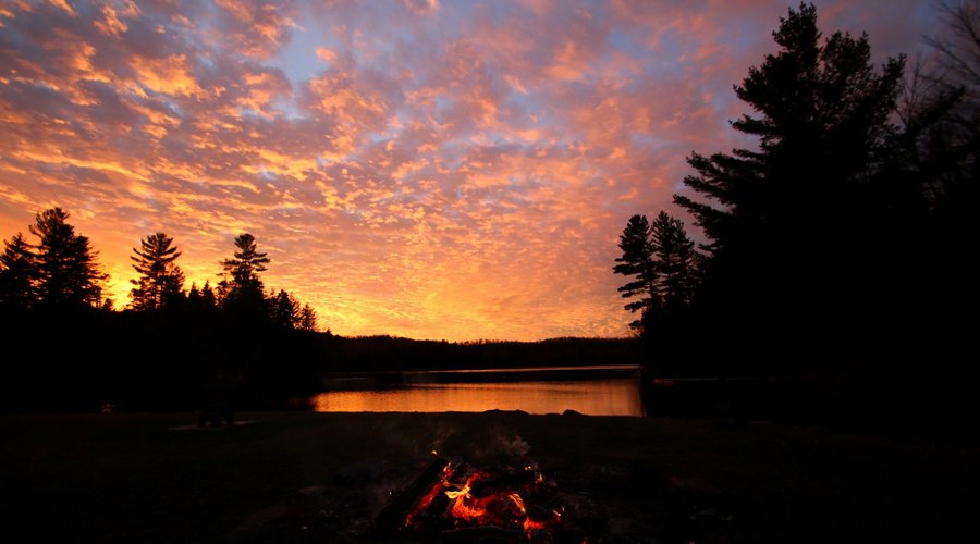 Lac couché de soleil