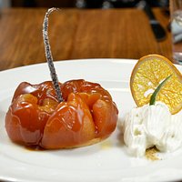 Déjate seducir con la Tarta tatin servida con crema batida a la vainilla.