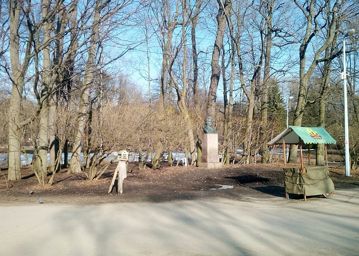 Вход в парк с бюстом Кирова.